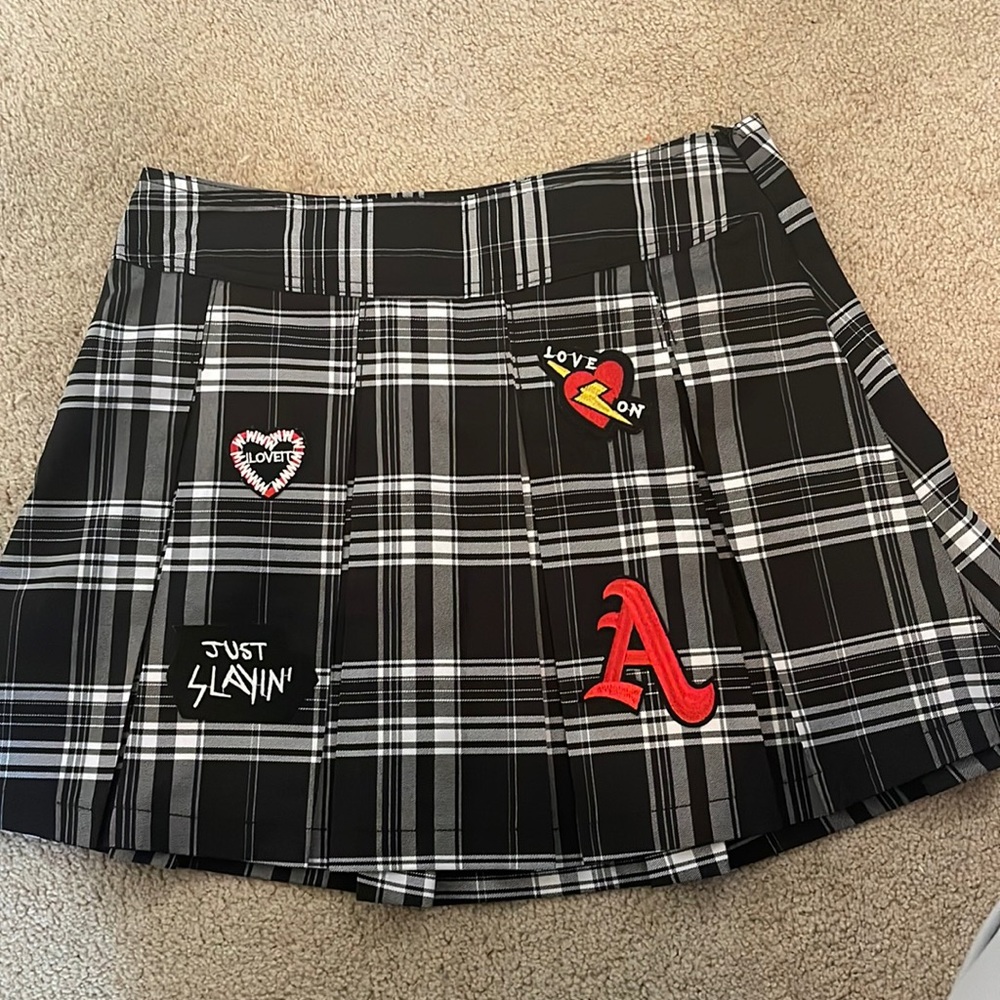 I’m selling this nice skirt been used once WARNING!! It’s does not stretch.